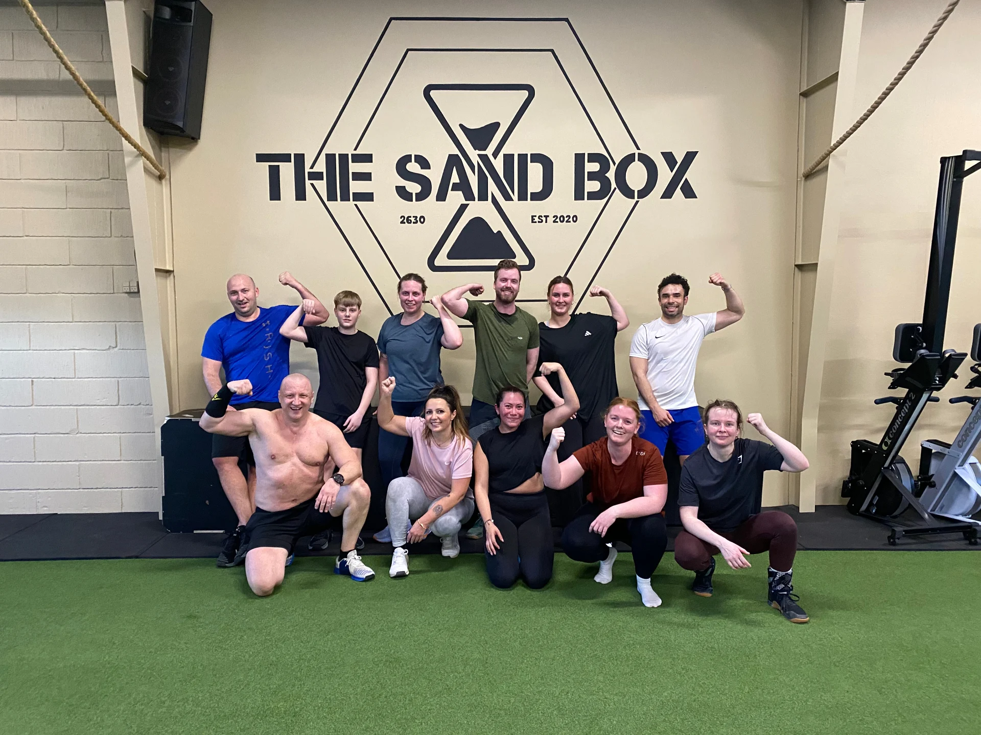 Holdet samlet foran The Sand Box logoet